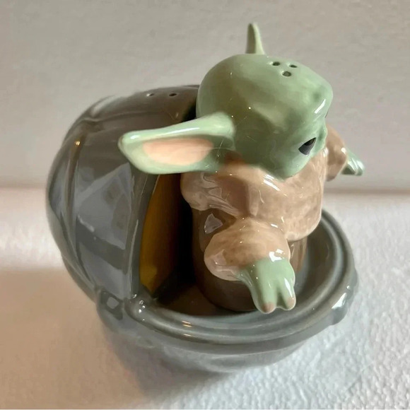 NEW STAR WARS The Mandalorian THE CHILD 3DSculpted Salt & Pepper Shaker Set - Picture 4 of 8